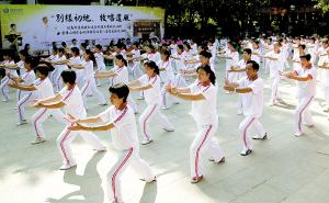 社區居民進行太極表演