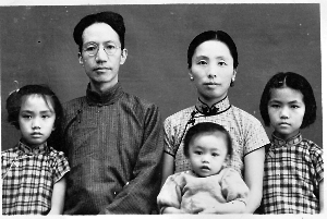 1939年秋在香港。左起:陳小彭、陳寅恪、唐篔、陳美延(前小童)、陳流求