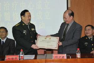 劉少君（右）接受南京軍區總醫院聘書