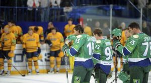 大陸冰球聯盟新賽季揭幕戰薩拉瓦特·尤拉耶夫·烏法隊（右）與莫斯科的阿特蘭特隊球員