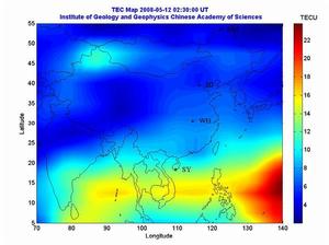 台北時間5月12日10點45分的電離層總濃度圖（TEC）分布。川藏上空低密度異常達到高峰，覆蓋大半箇中國，幾個小時後汶川大地震發生。