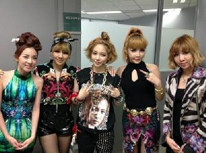 YG前練習生Ujin與2NE1合影