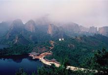 雲霧中的龜峰景區