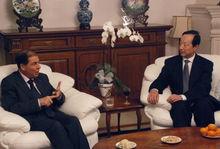 張克遠大使與阿貝拉總統親切交談