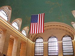（圖）懸掛在大廳天花板的美國國旗