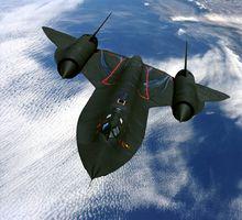 SR-71B飛越加州內華達山脈，這種教練型后座是凸起的教員艙