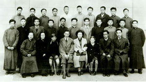 1942年，白麗詩一家和麥倫中學中國學生的合影。