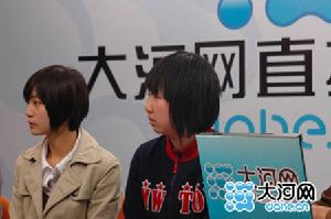 （圖）兩位女生接受採訪（這兩個髮型被要價1.2萬元）