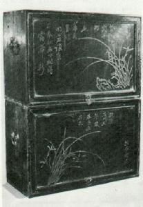 （圖）1979年發現的座位曹雪芹的一對書箱。按此書箱安放時應左右並列。題字自右至左，蘭花則左右相對