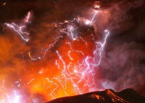 日本火山噴發出現壯觀閃電