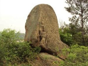 高劉山——臥靴石