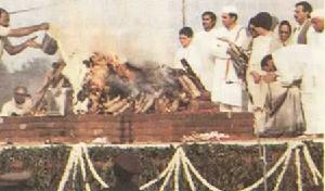 甘地一家人（右）在傳統的火葬柴堆前向死者遺體告別