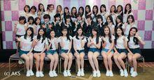 BNK48初代メンバーとAKB48（2列目中央6人）が記念撮影