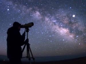 在沙漠中拍攝壯觀的銀河