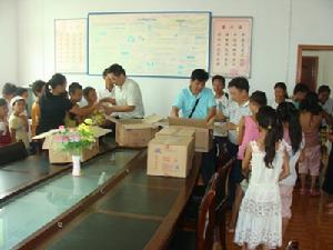 團市委少年部部長劉陽、市青少年發展基金會秘書長倪靖一行