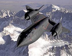 美國空軍SR-71教練機型，注意第二個座艙罩。機背上的液體痕跡是空中加油後加油管離開加油口時灑出來的燃油，機翼上的則是在非巡航空速下，從油箱的數十個裂縫泄露出來的。