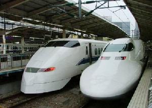 密密麻麻的高速列車線路將日本最大的島嶼本州和東京連繫在了一起，包括本州上的大部分城市和九州的福岡。日本的高速列車（子彈列車）也被稱為“新幹線”，是由日本鐵路公司（Japan Railways）運營的。日本鐵路公司的縮寫是“JR”。