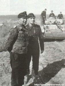 庫爾斯克戰役中留影，左為舒爾茨