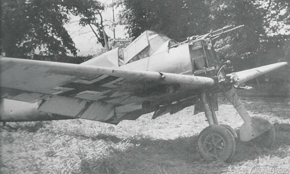 拆了發動機的BF109，可以看到兩挺MG17