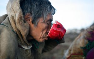 涅涅茨人喜歡生吃鹿肉，並飲用新鮮的鹿血