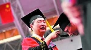 華中科技大學校長、中國工程院院士李培根為畢業生撥穗。