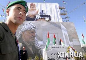 （圖）一名衛兵站在已故巴勒斯坦領導人阿拉法特墓前