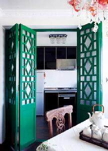 廚房與餐廳用綠色的中式屏風隔斷，兩種不同風格的空間過渡自然