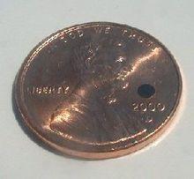 錢幣上日期上方的點表示視網膜的真實大小