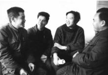 上世紀80年代賈大山(左一)參加人民文學筆會