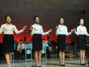 在朝鮮平壤市萬景台區，金星學院的學生在演唱朝鮮歌曲《學習吧》