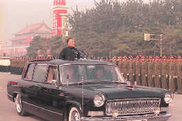 （圖）鄧小平在建國35周年閱兵式上 