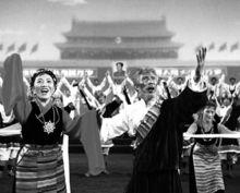 才旦卓瑪（左一）唱響了《北京的金山上》