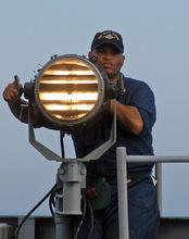 美國海軍水手使用信號燈發射摩爾斯碼。