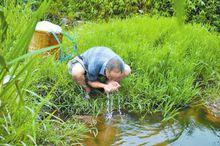 代天久放下背篼捧起河水喝