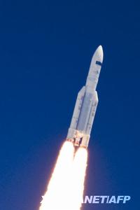歐洲阿麗亞娜５－ＥＣＡ型火箭攜帶歐洲航天局兩顆科學探測衛星“赫歇爾”和“普朗克”，從法屬蓋亞那庫魯航天中心發射升空。