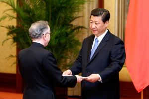 2013年4月22日，習近平接受九國新任駐華大使國書。
