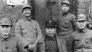 1940年新四軍領導人合影，陳少敏居中。