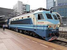 SS8-0228於廣州東站，採用DSA受電弓、圓形頂燈