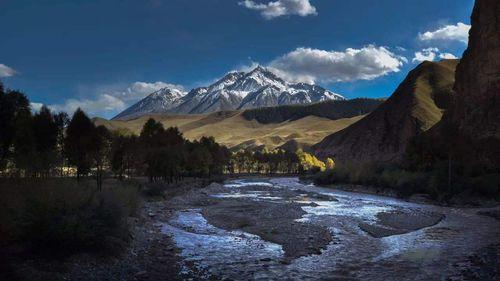 穿行在祁連山正義峽中的黑河