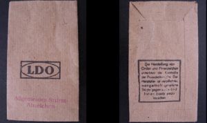 紙袋正面印有徽章名字，背面是製造廠商的信譽保證申明。