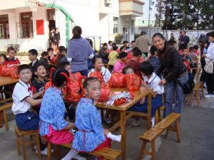 志願者到學校開展服務活動