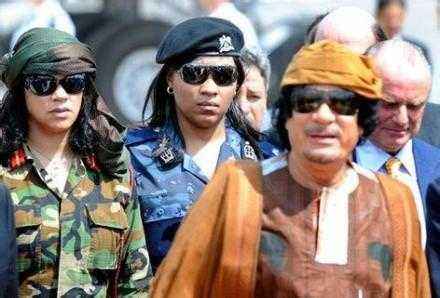 她是卡扎菲的女子禁衛軍成員，曾多次遭到上級強暴，被迫槍殺俘虜