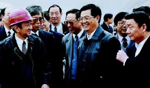 1999年3月26日中共中央政治局常委、國家副主席胡錦濤視察黃河小浪底工程