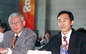 （圖）遠東控股集團首席行政官羅時龍（右）與鳳凰衛視主持人曹景行