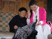 跟105歲的水族老奶奶學馬尾繡