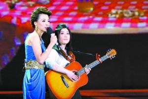 “西單女孩”任月麗（右）的一曲《想家》引得遠在河北涿州老家的親人激動落淚。