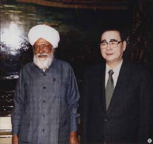 1999年6月25日，李鵬會見來訪的印度共產黨(馬)總書記蘇吉特。　