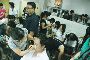 濟南千藝化妝學校-學生在練習化妝