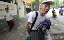 83歲的汪俠老人從南京一處考點走出