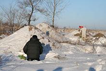 黑龍江富錦，一孝子在雪堆里燒紙錢